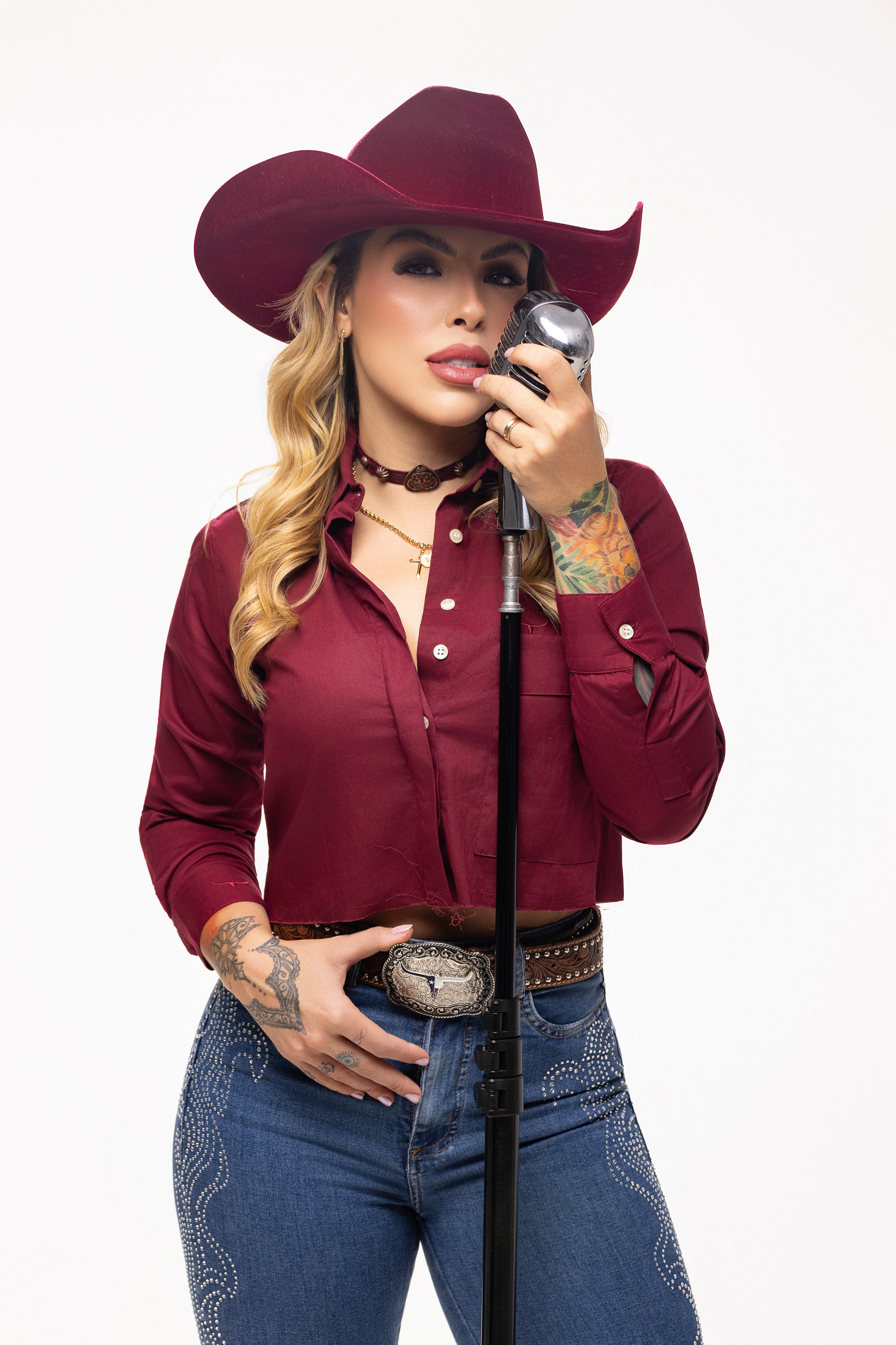 Thalita Rangel com microfone